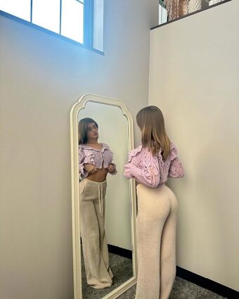 AAri Голі Зливи OnlyFans Фото 9