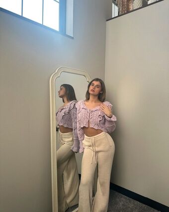 AAri Голі Зливи OnlyFans Фото 11