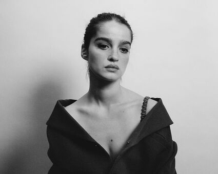 Adele Farine Голі Зливи OnlyFans Фото 1