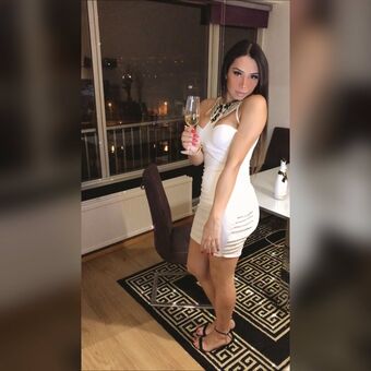 Agatha Onlyhot Голі Зливи OnlyFans Фото 1