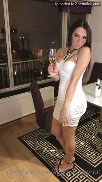 Agatha Onlyhot Голі Зливи OnlyFans Фото 5