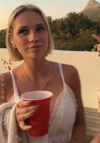 Alena Nolte Голі Зливи OnlyFans Фото 70