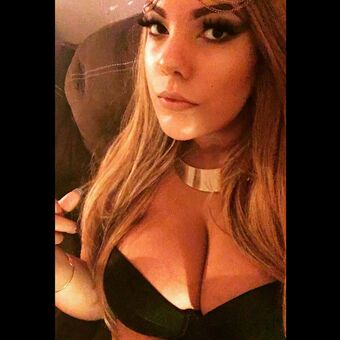 AlexisFoxx Голі Зливи OnlyFans Фото 1