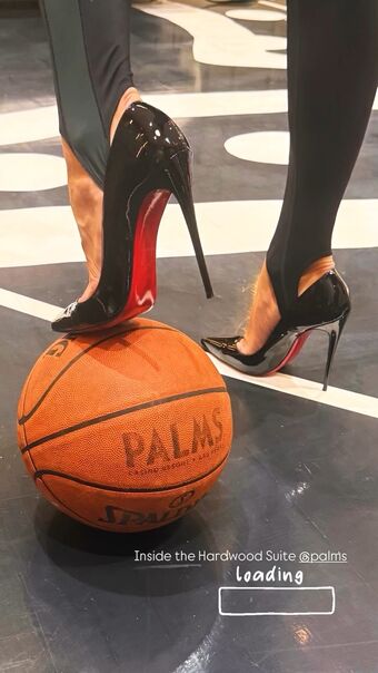 Allie Clifton Голі Зливи OnlyFans Фото 8