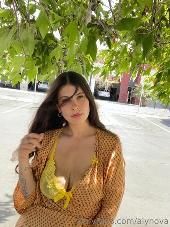 Aly Nova Голі Зливи OnlyFans Фото 6