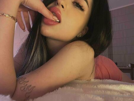 alyishere Голі Зливи OnlyFans Фото 12