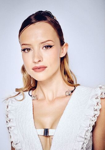 Angèle Голі Зливи OnlyFans Фото 11