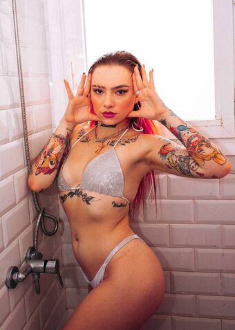 Angie Corine Голі Зливи OnlyFans Фото 12