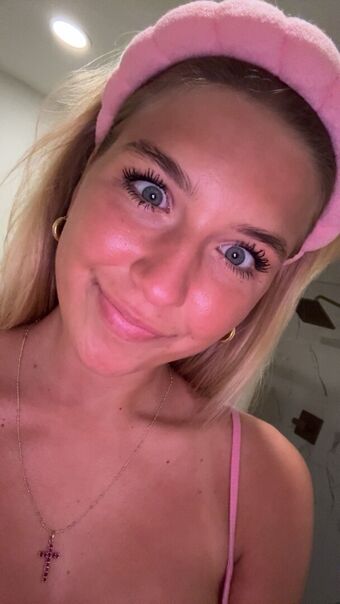Aniela Leon Голі Зливи OnlyFans Фото 237