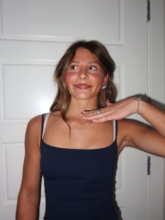 Anna Frey Голі Зливи OnlyFans Фото 5
