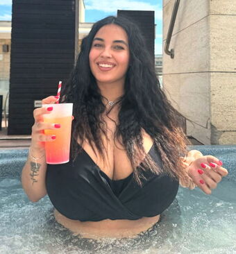 Anne Ris Голі Зливи OnlyFans Фото 1