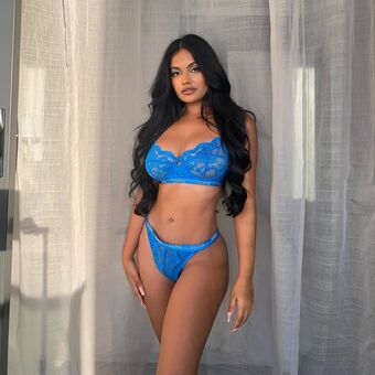 Ari Kumar Голі Зливи OnlyFans Фото 20