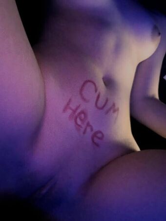 Aria Anders Голі Зливи OnlyFans Фото 8