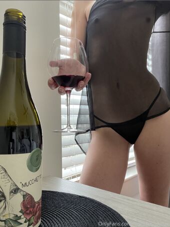 authenticallytipsy Голі Зливи OnlyFans Фото 1