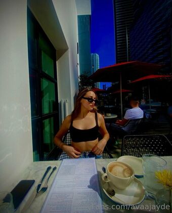Ava Jayde Голі Зливи OnlyFans Фото 9