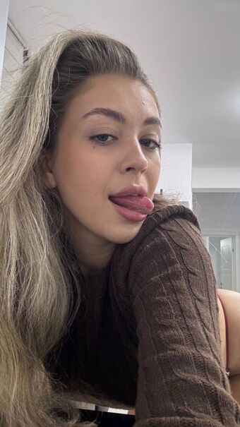 Ava Smith Голі Зливи OnlyFans Фото 4