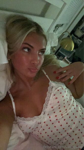 Averybennett Голі Зливи OnlyFans Фото 18