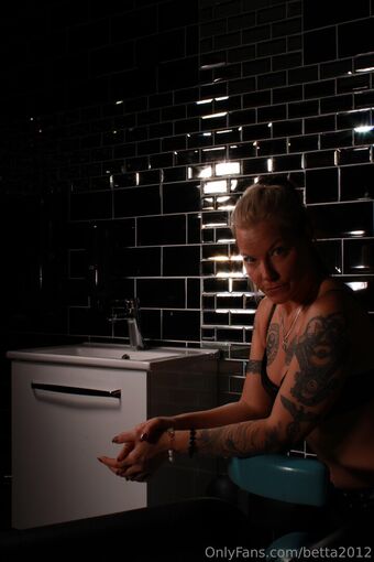 betta2012 Голі Зливи OnlyFans Фото 6