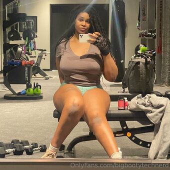 bigbootytechnerd Голі Зливи OnlyFans Фото 3