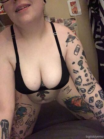 bigtiddyemo Голі Зливи OnlyFans Фото 5