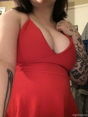 bigtiddyemo Голі Зливи OnlyFans Фото 18