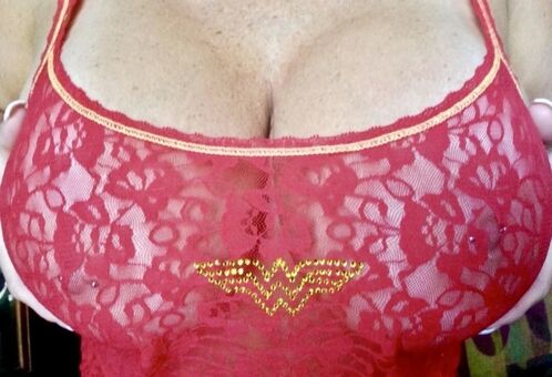 BombshellJanell Голі Зливи OnlyFans Фото 1