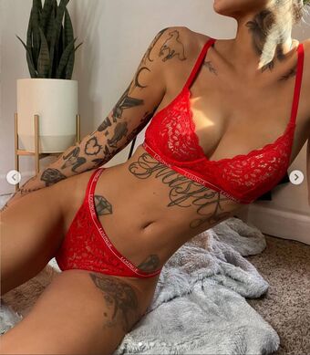 Caity Babs Голі Зливи OnlyFans Фото 17