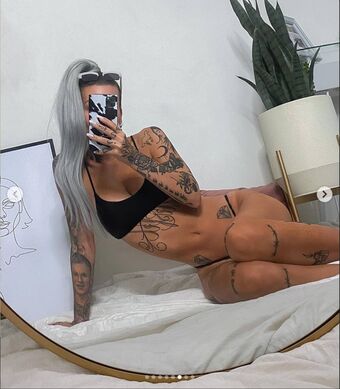Caity Babs Голі Зливи OnlyFans Фото 19