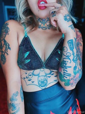Carolinehellcat Голі Зливи OnlyFans Фото 1