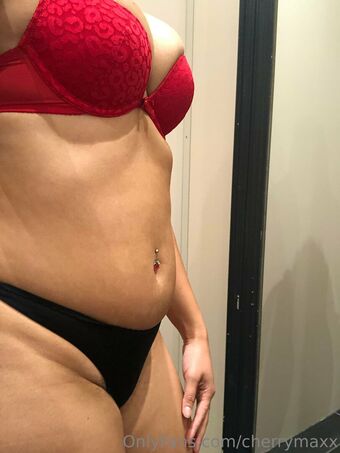 cherrymaxx Голі Зливи OnlyFans Фото 8