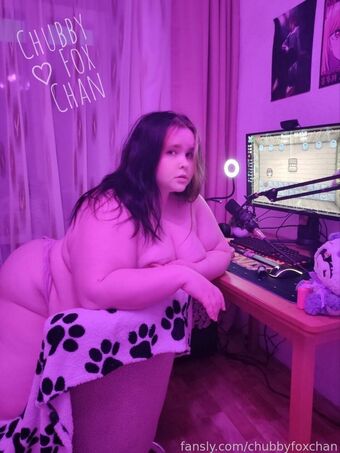 ChubbyFoxChan Голі Зливи OnlyFans Фото 12