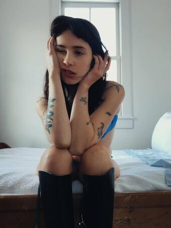 Clairo Голі Зливи OnlyFans Фото 145