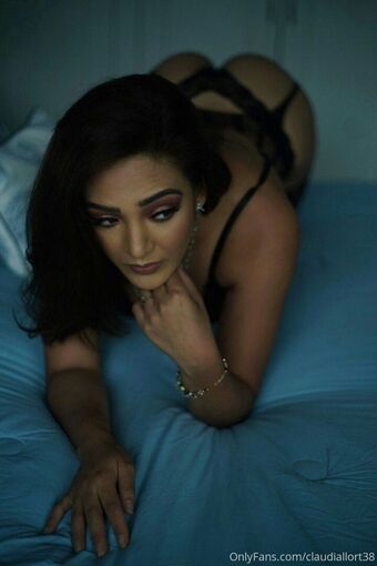 Claudia Llort Голі Зливи OnlyFans Фото 4