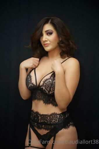 Claudia Llort Голі Зливи OnlyFans Фото 5