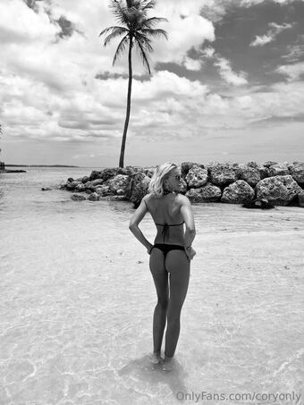 coryonly Голі Зливи OnlyFans Фото 26