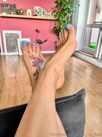 cute_lily_feet