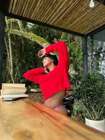 Daniela Gaviria Голі Зливи OnlyFans Фото 9