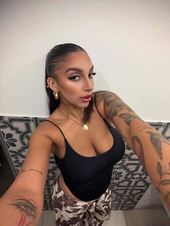 Debora Bloise Голі Зливи OnlyFans Фото 6