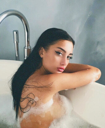 Devilbbarbiee Голі Зливи OnlyFans Фото 1