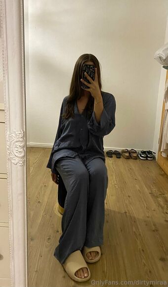 dirtymiraa Голі Зливи OnlyFans Фото 22