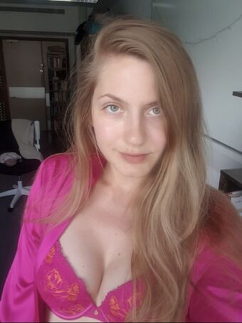 EcstaticallyElla Голі Зливи OnlyFans Фото 2