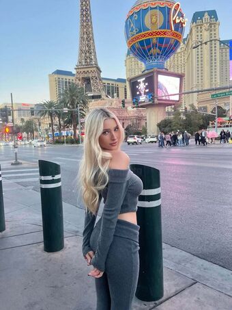 Ella Netzer Голі Зливи OnlyFans Фото 175