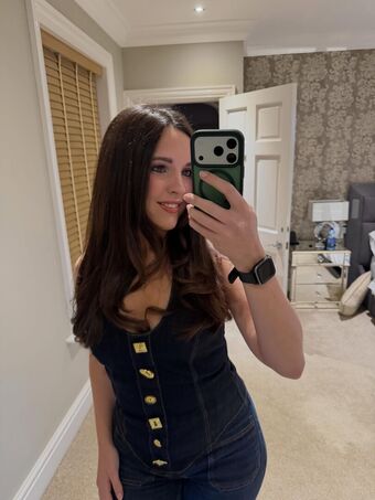 Elle Mulvaney Голі Зливи OnlyFans Фото 22