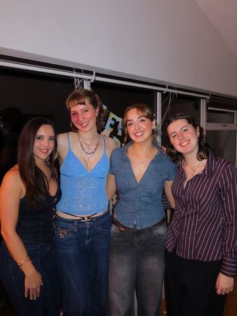 Elle Mulvaney Голі Зливи OnlyFans Фото 25