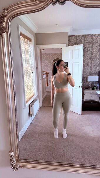 Elle Mulvaney Голі Зливи OnlyFans Фото 27