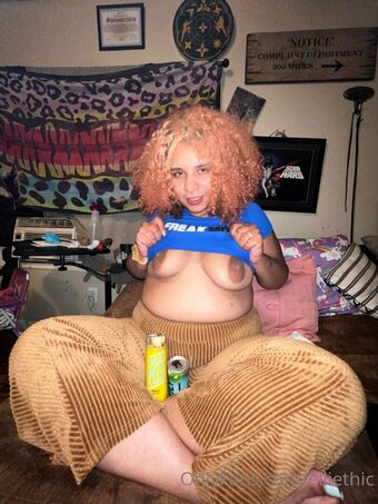 elliethic Голі Зливи OnlyFans Фото 1