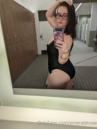 emeraldrose Голі Зливи OnlyFans Фото 16