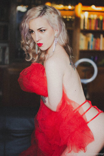 emilieterror Голі Зливи OnlyFans Фото 7