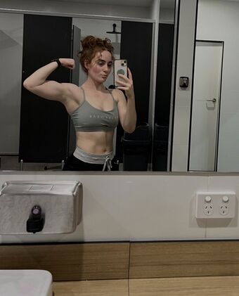 Emily Roach Голі Зливи OnlyFans Фото 1