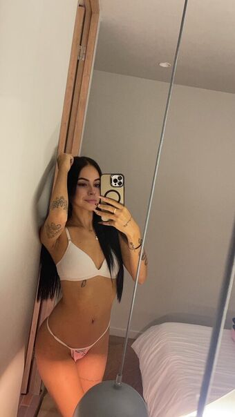 emmapetitee Голі Зливи OnlyFans Фото 1